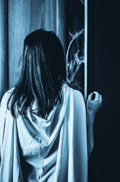 Молода жінка відкриває двері шафи з чимось моторошним всередині — стокове фото