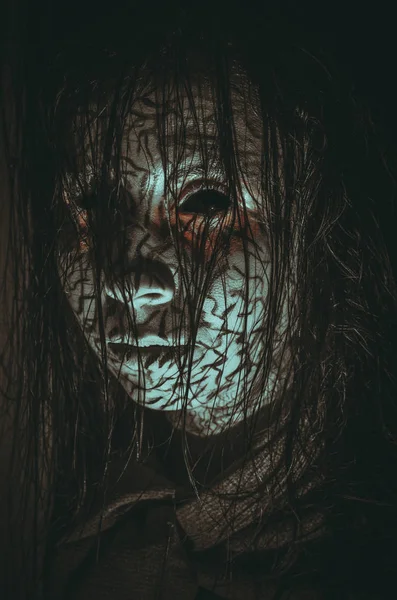 Demonic girl with black eyes and cracked skin close-up portrait — Stock Photo, Image
