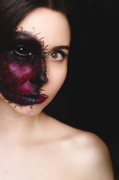 Ritratto raccapricciante di una donna con un segno maledetto sul viso su sfondo scuro — Foto Stock