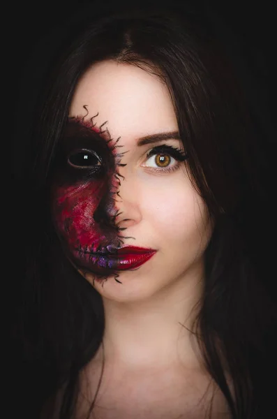 Skrämmande porträtt av en kvinna med ett förbannade märke på hennes ansikte på mörk bakgrund — Stockfoto