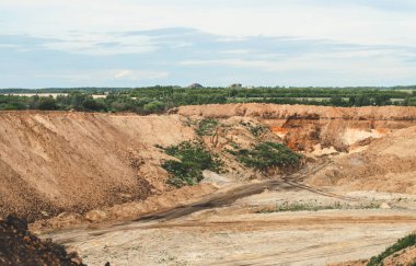 İnsanlar olmadan bir yaz gününde bir kömür madenciliği için Rocky kariyer