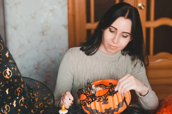 Giovane donna si prepara per Halloween e mantiene mascherata maschera — Foto Stock