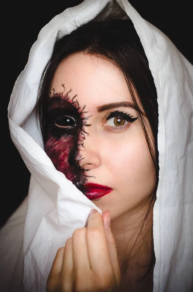 一个女人在黑色背景上脸上有被诅咒的痕迹的特写肖像 — 图库照片