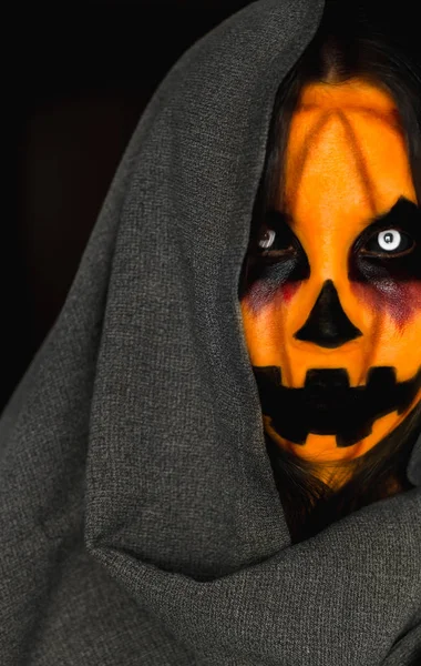 Creepy pumpkin face of a scarecrow in a hood. Close-up halloween costume portrait — Stock Photo, Image
