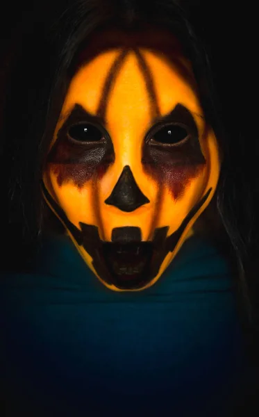 Enge pompoen gezicht van een Halloween schepsel met geopende mond op donkere achtergrond — Stockfoto