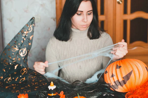 Giovane donna si prepara per Halloween e mantiene ragnatela falso. Ritratto all'interno — Foto Stock