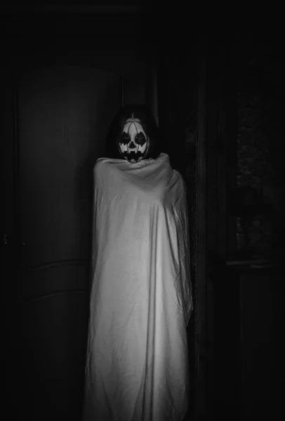 Creepy figure of a monster ghost indoors. Black white portrait — Stock Photo, Image