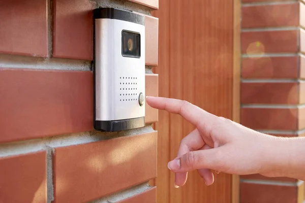 Vrouwelijke Hand Drukt Een Knop Deurbel Met Camera Intercom — Stockfoto