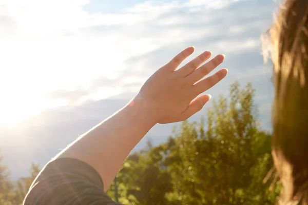 Young Woman Protects Her Eyes Skin Sun Her Hands Sunlight — Stock Photo, Image