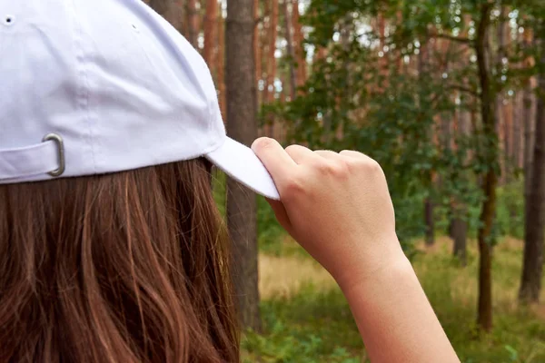 Junge Frau Bei Einem Waldspaziergang Zwischen Bäumen Die Weiße Baseballkappe — Stockfoto