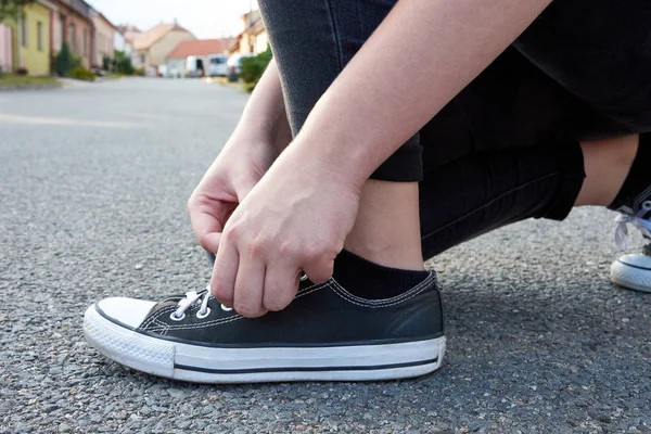 Junge Frau Schnürsenkel Sportschuhen Binden Asphaltstraße Auf Dem Weg Die — Stockfoto