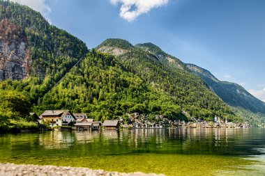 Dağların göl görüntüleyin ve tuz ile Avusturya Hallstatt Köyü'nde benim arka planda orman. Binalar ve evler şehrin.