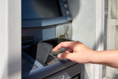 ATM klavye ve genç kadının PIN kodu dokunarak el ile