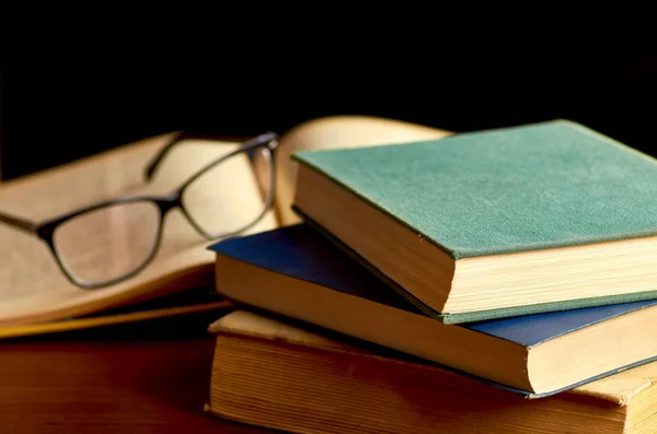 Στοίβα Από Βιβλία Σκληρό Εξώφυλλο Γυαλιά Και Μαύρο Φόντο Και — Φωτογραφία Αρχείου