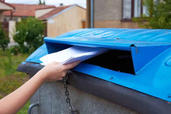 Mujer Joven Arrojando Documentos Papel Contenedor Azul Para Residuos Clasificados —  Fotos de Stock