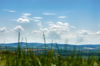 Hillside yakınındaki Saint Anthony South Moravia'deki / Blatnice şehir çevresinde tarım arazileri üzerinde bir görüntü. Bulutlar - Çek Cumhuriyeti ile mavi bir gökyüzü altında
