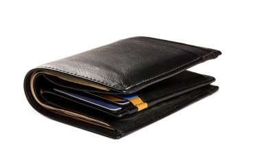 Siyah deri erkek cüzdanı ile kredi kartları ve beyaz arka plan üzerinde izole banknot - lüks, yakından görmek