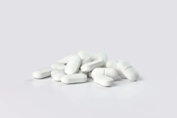 Widok Zbliżenie Białe Tabletki Lub Kapsułki Niewyraźne Białe Tło Miejsca — Zdjęcie stockowe
