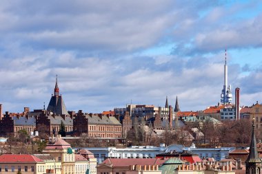 Prag şehir ve Zizkov tower, bulutlar - Çek Cumhuriyeti, Avrupa ile dramatik gökyüzü altında görünümü
