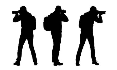 Sırt çantası ve kamera ile turist adam gerçekçi siluetleri ayarlayın. Fotoğrafçı beyaz arka plan üzerinde izole-vektör