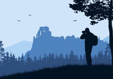 Orman ile dağ peyzaj eski kale kalıntıları silüeti ile gerçekçi Illustration. Sırt çantası ile turist fotoğraf makinesi ile fotoğraf çeker. Kuşlar ile mavi gökyüzü. Vektör