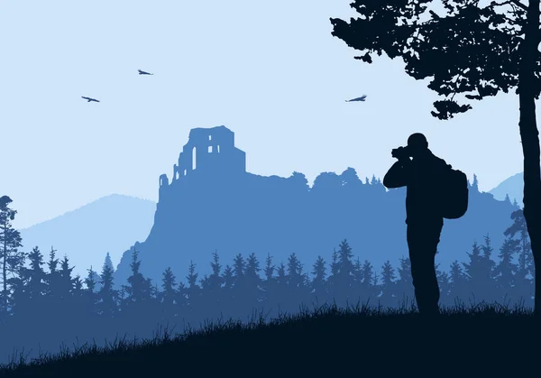 Realistische Darstellung mit Silhouette alter Burgruinen in Berglandschaft mit Wald. Touristin mit Rucksack fotografiert mit Kamera. blauer Himmel mit Vögeln. Vektor — Stockvektor