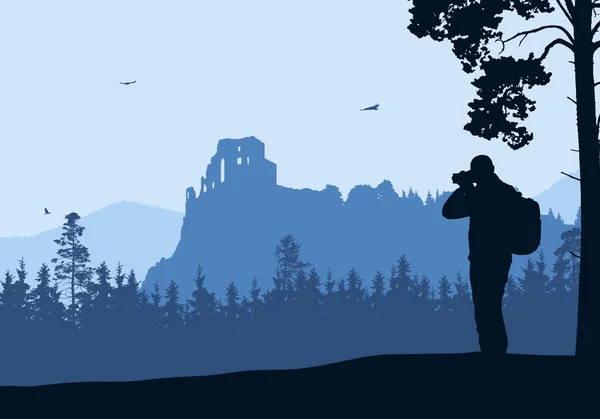 Realistische Darstellung mit Silhouette alter Burgruinen in Berglandschaft mit Wald. Touristin mit Rucksack fotografiert mit Kamera. blauer Himmel mit Vögeln. Vektor — Stockvektor