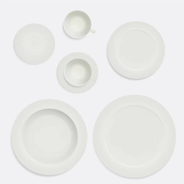 Set gerçekçi tabaklar, fincan ve tabak kremsi renk. Beyaz arka planda izole mutfak gereçleri - vektör — Stok Vektör
