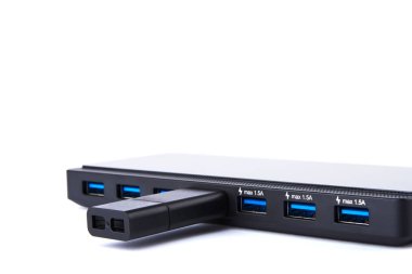 Birçok bağlantı noktası, şarj ve gümüş mavi konektörlü flash sürücü ile siyah Usb hub ayrıntılı görünümü. Metniniz için alan içeren beyaz arka plan üzerinde fotoğraf.