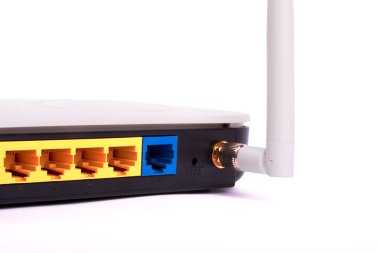 Adsl veya wifi modem veya erişim noktasının ayrıntılı görünümü. Lan net ve anten üzerinde bağlantı noktası. Beyaz arka planda yalıtılmış.