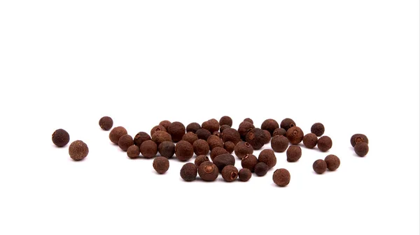 Pile de Pimenta dioica New Spice Balls izolate pe fundal alb — Fotografie, imagine de stoc