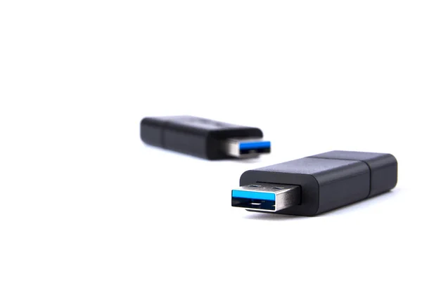 Vue détaillée de deux clés USB noires avec connecteur bleu argenté. Photo sur fond blanc avec espace pour votre texte . — Photo