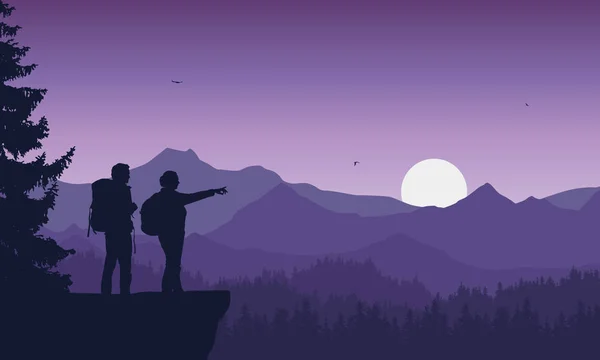 Illustration réaliste de deux touristes, homme et femme avec sac à dos, paysage de montagne avec forêt de conifères sous le ciel violet avec des oiseaux volants - vecteur — Image vectorielle