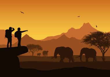 Dağ peyzaj, ağaçlar ve fil ile Afrika Safari gerçekçi Illustration. Sırt çantası ve uçan kuş ile iki turist. Yükselen güneş ile turuncu gökyüzü altında-vektör
