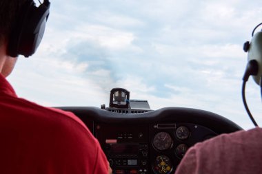 Pilot ile Zlin 43 akrobasi spor uÃ§akrobasÄ± uÃ§aÄ Ä±nkokpit gÃ1/4nÃ1/4.