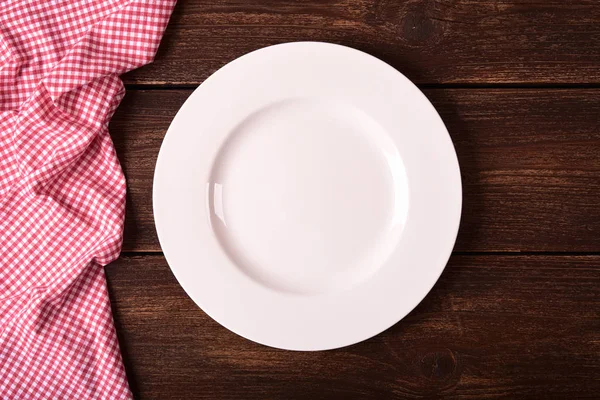 Eski ve aşınmış ahşap masa üstü. Beyaz veya krem yuvarlak plaka