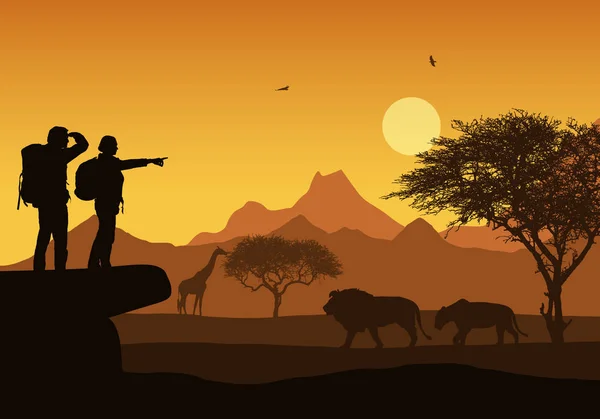 Illustrazione realistica di safari africani con paesaggio montano e alberi, leoni e giraffe e uccelli volanti. Due escursionisti con zaini, uomo e donna sotto il cielo arancione con sole nascente - vettore — Vettoriale Stock