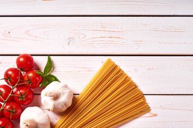 Düz beyaz tahta masa manzaralı İtalyan makarnası.