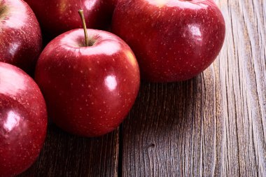 Eski ahşap hasattan sonra kırmızı elma yığınıyla hayat