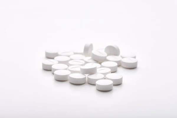 Stillleben mit Stapel von runden Pillen oder Tabletten, Antidepressiva — Stockfoto