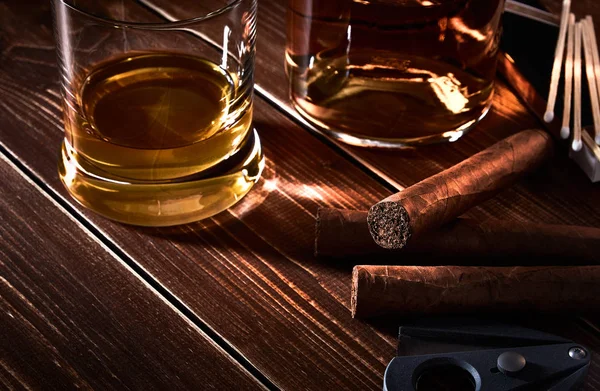 Martwa natura ze szklanką i butelką alkoholu, whisky lub brandy o — Zdjęcie stockowe