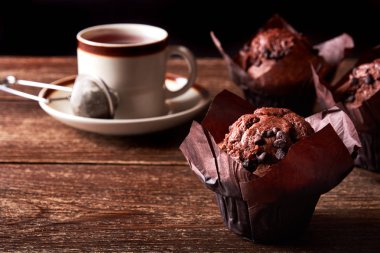 Çikolatalı kek ve bir fincan çayla dolu sakin bir hayat