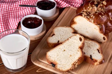Noel pastası örülmüş bir hayat mı yoksa kuru üzümlü tatlı pasta mı?