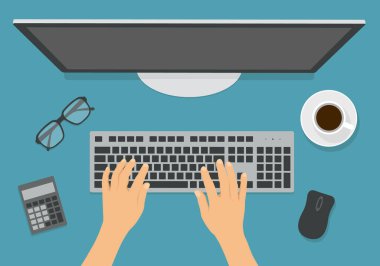 Bilgisayar klavyesinin düz tasarım çizimi ve masada kahve, cep telefonu ve hesap makinesiyle monitör. Eller metin yazma - vektör
