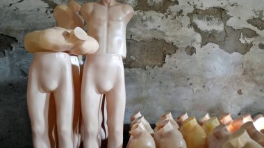 arka plan eski depo mankenler ile / fotoğraf ile eski depo sahne mankenler