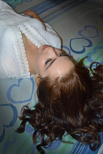 Portret Leżącego Łóżku Dziewczynę Luźne Włosy — Zdjęcie stockowe