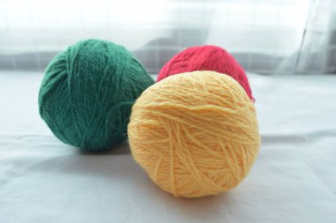 renkli iplik örme hafif bir arka plan üzerinde için