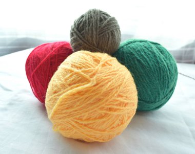 renkli iplik örme hafif bir arka plan üzerinde için