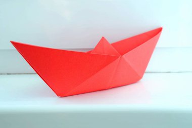hafif bir arka plan üzerinde kırmızı kağıt tekne