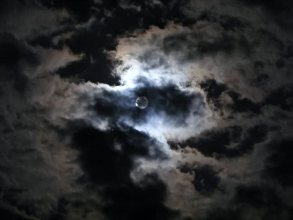 Pełnia Księżyca Pochmurną Noc Niebo — Zdjęcie stockowe